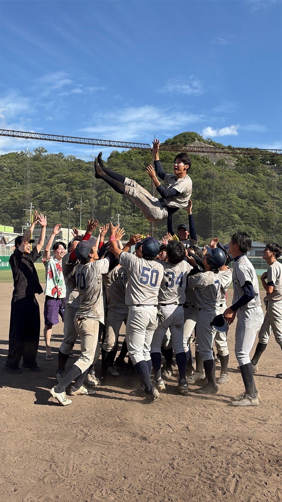 準硬式野球部の胴上げ