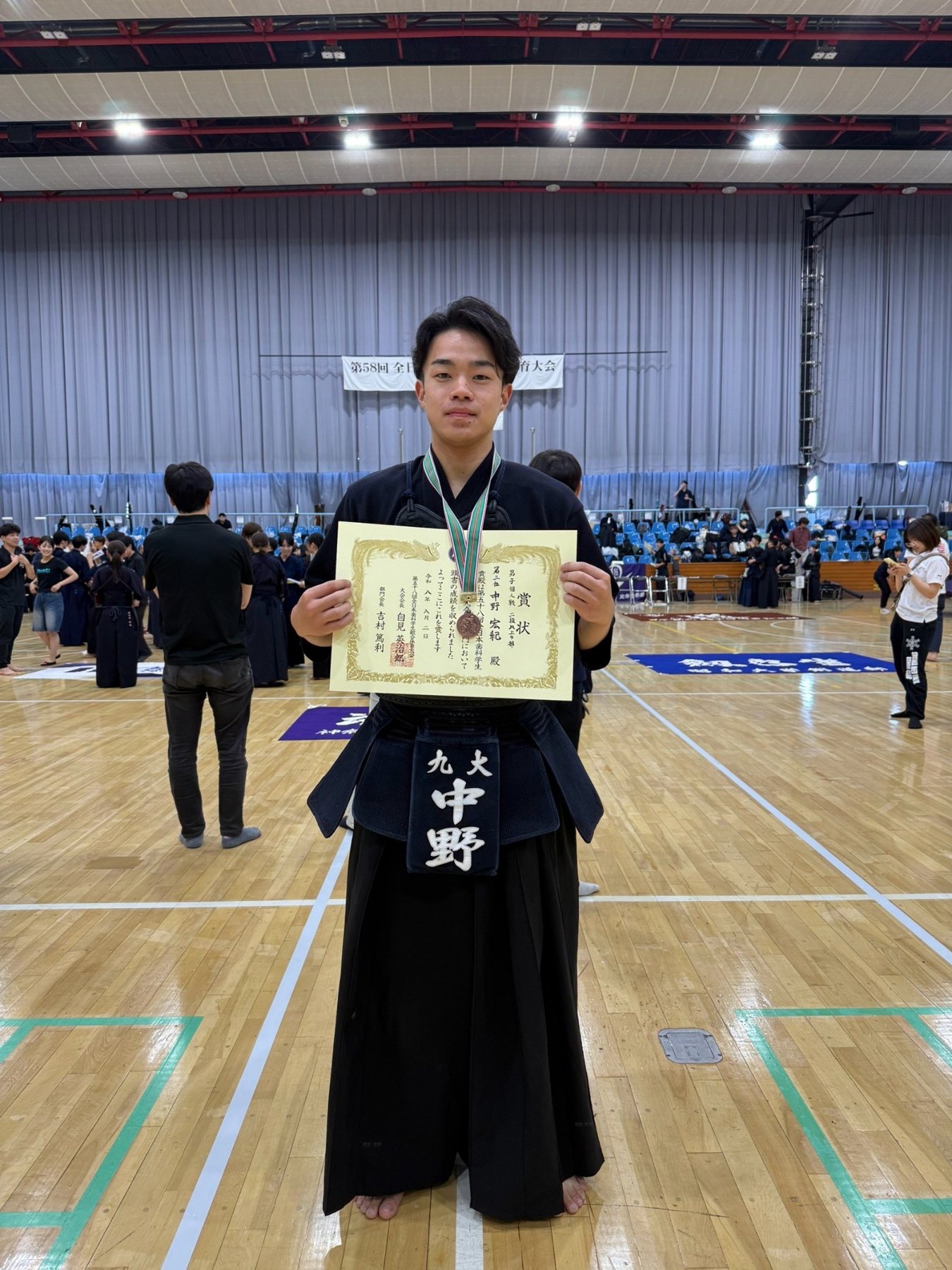 賞状とメダルを持つ剣道の中野宏紀さん