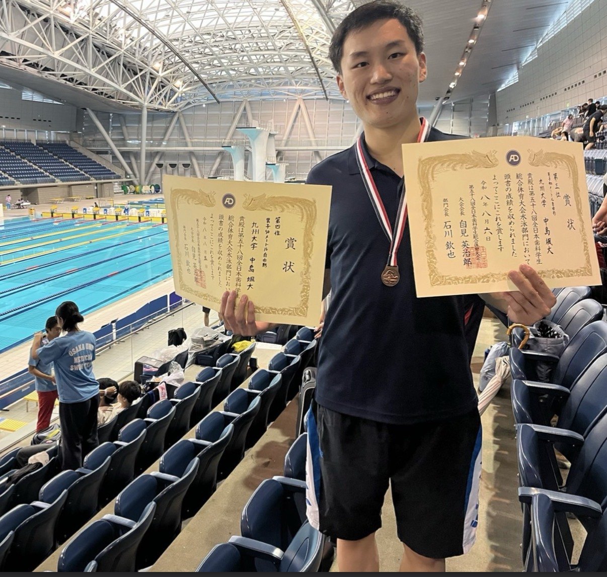 賞状とメダルを持つ水泳の中島颯大さん